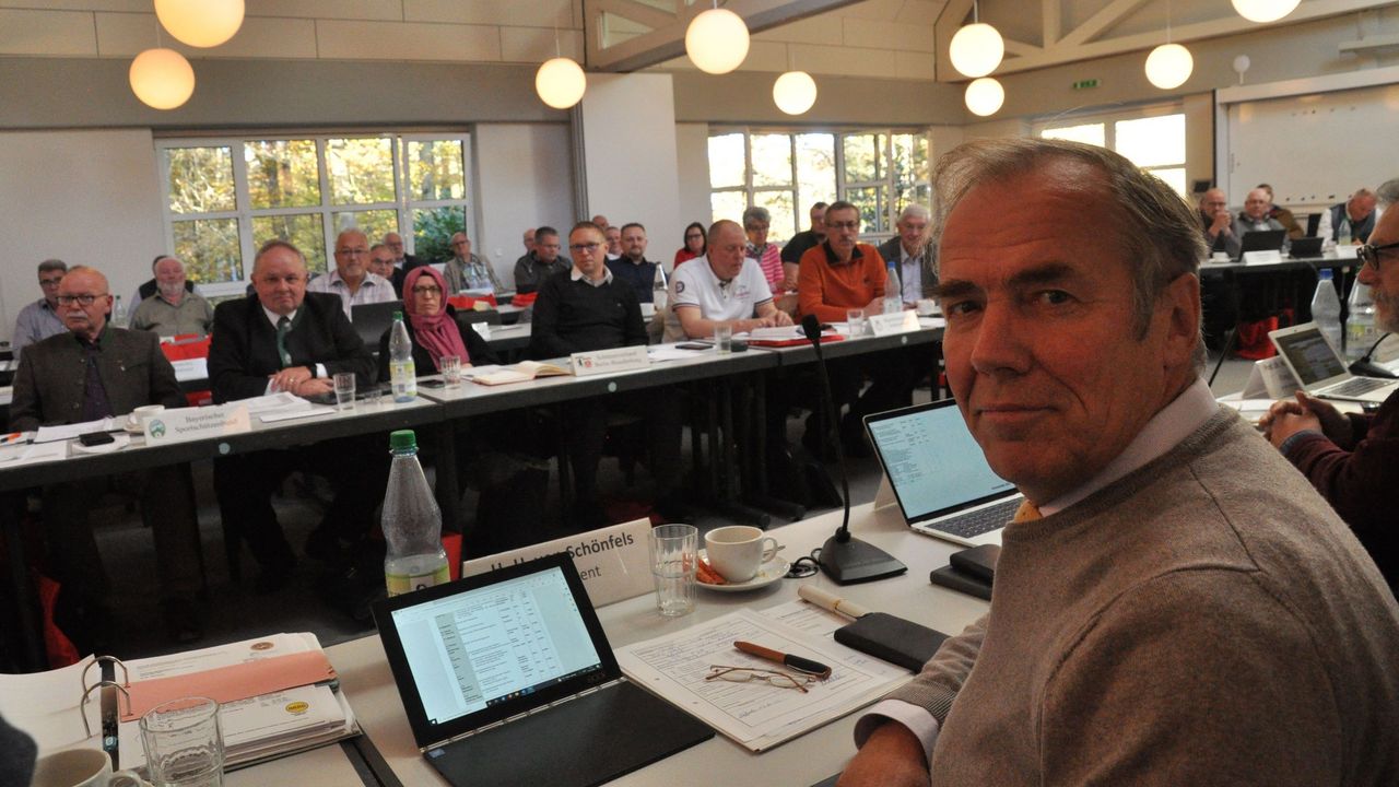 Foto: Harald Strier / DSB-Präsident Hans-Heinrich von Schönfels und ein Teil der Delegierten bei der Gesamtvorstandssitzung in Wiesbaden.