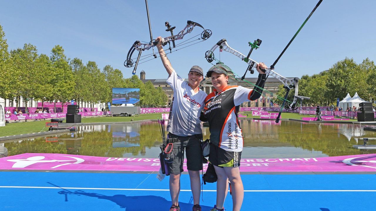 Foto: Frank Heinen / 2018 siegte Sabine Sauter (links) vor Jennifer Wenzl bei den Compound-Frauen. 2019 wird es eine neue Titelträgerin geben, weil Sauter nicht am Start ist.