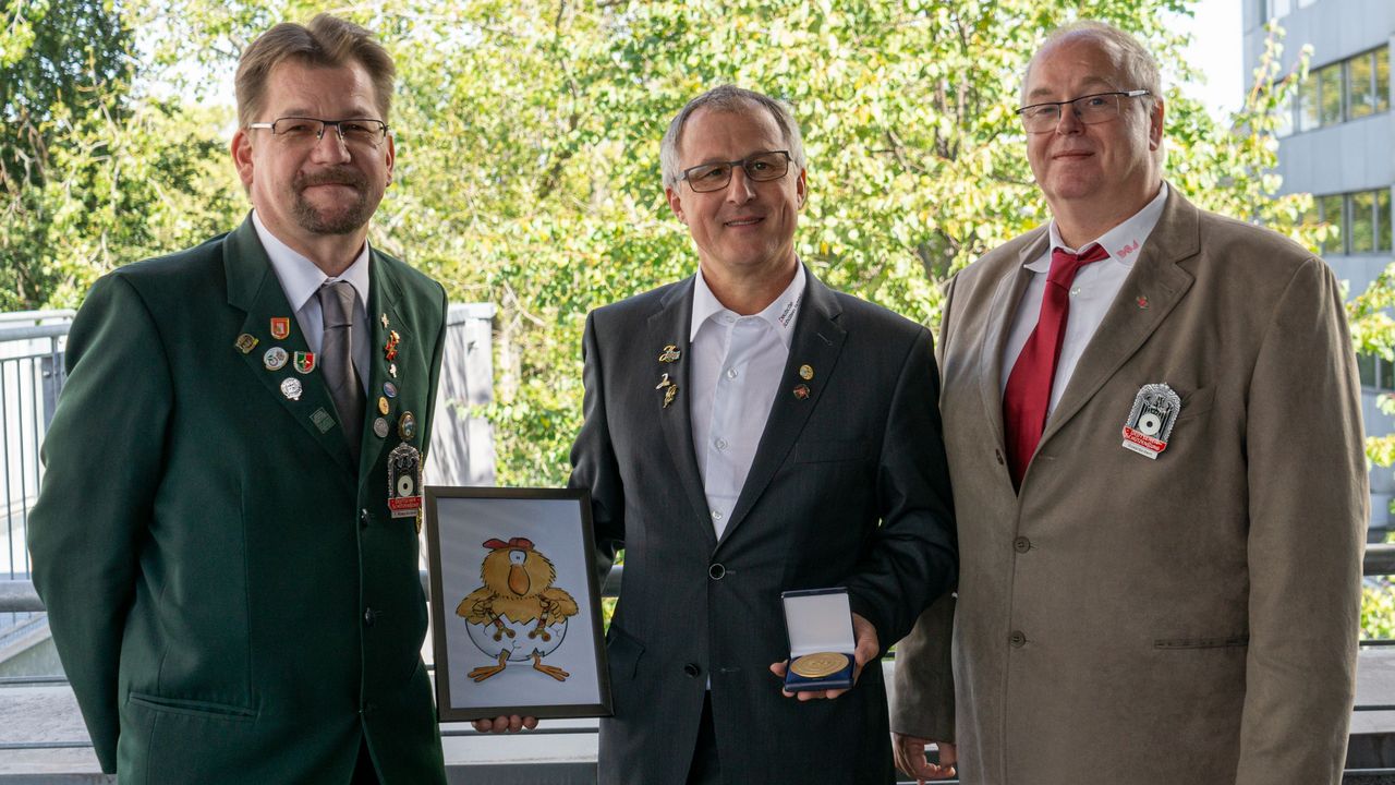 Foto: DSJ / Lars Bathke (1. Vizepräsident), Burkhard Schindler, ausscheidender Bundesjugendleiter Bildung und Stefan Rinke (Vizepräsident Jugend)