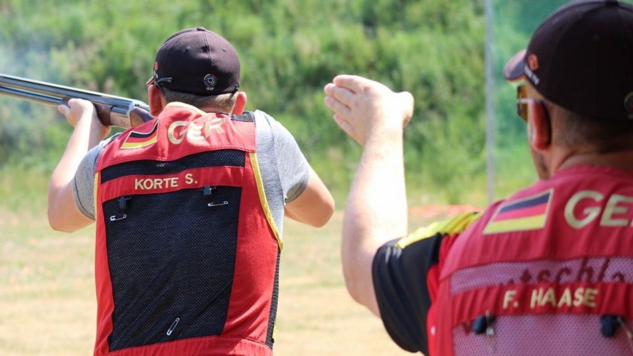 Foto: DSB / Da geht es Richtung EM scheint Felix Haase seinem Skeet-Kollegen Sven Korte anzuweisen.