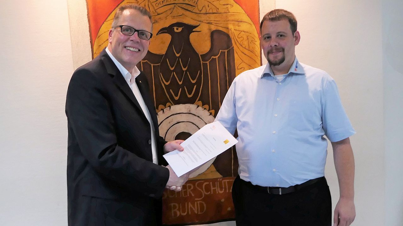 Meyton-Geschäftsführer Steffen Hoffmann und Jörg Brokamp, Bundesgeschäftsführer des DSB unterzeichnen offizielle Partnerschaft in Wiesbaden.