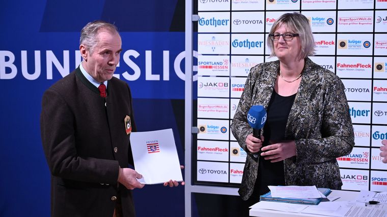 Foto: Eckhard Frerichs / Staatssekretärin Dr. Sonja Optendrenk war erstmals beim Bundesligafinale dabei, zeigte sich begeistert und überreichte DSB-Präsident Hans-Heinrich von Schönfels einen Förderbescheid in Höhe von 8.000 Euro.