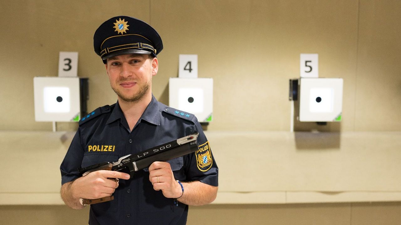 Bild: Landespolizei Bayern / Profi-Sportler Philipp Grimm ist einer der Athleten, die den Karriereweg bei der Landespolizei eingeschlagen haben.