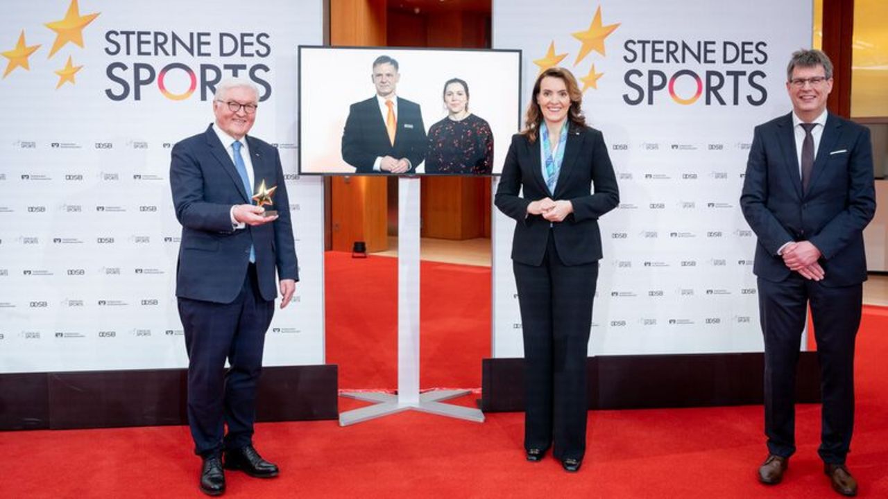 Foto: BVR / Verleihung der Großen Sterne des Sports 2021 durch (v.li.): Bundespräsident Frank-Walter Steinmeier, Marija Kolak und Thomas Weikert.