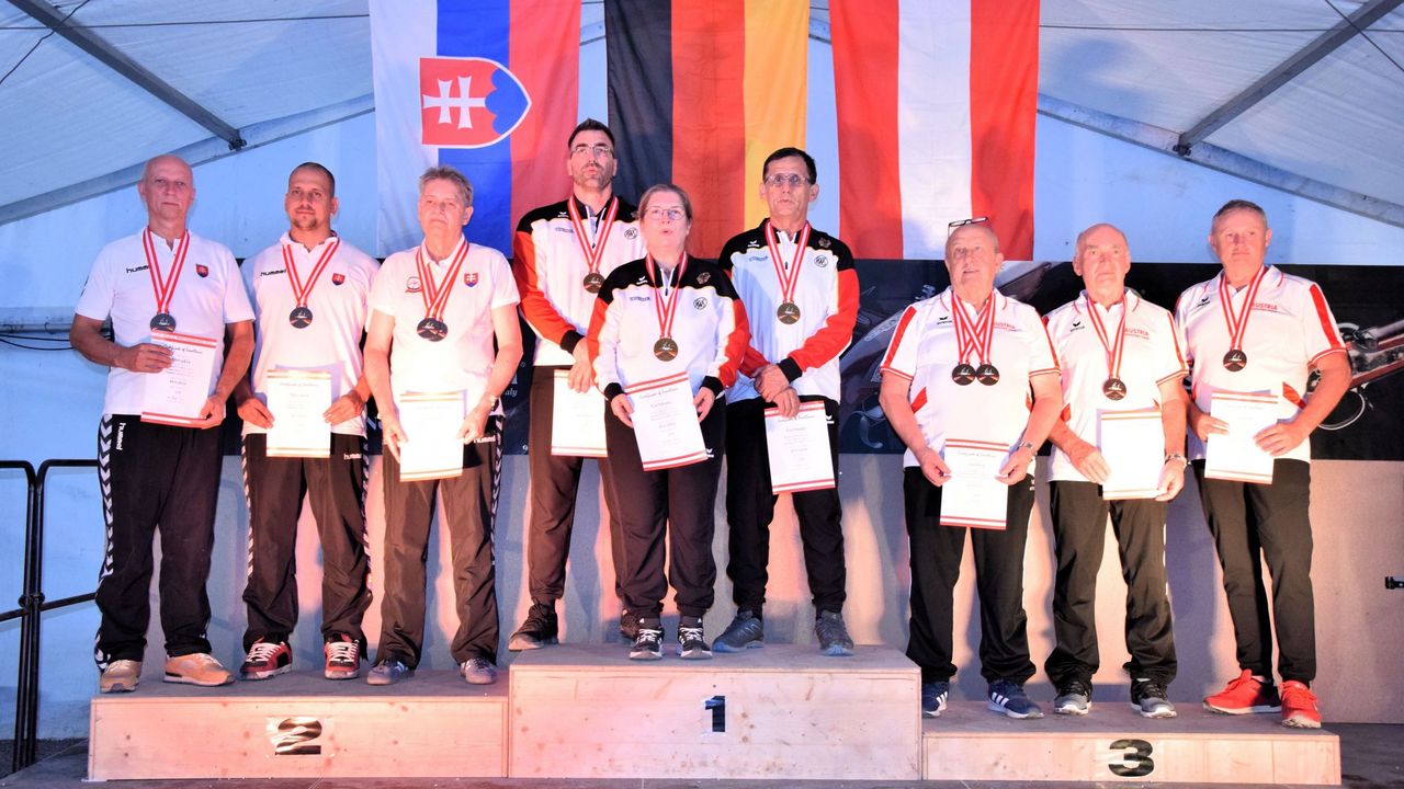 Foto: Manfred Kopitar / Ein typisches Bild bei der WM in Eisenstadt: Die deutschen Schützen - hier Michael Sturm, Ute Gretz und Reiner Holla - stehen oben und schmettern die Nationalhymne.