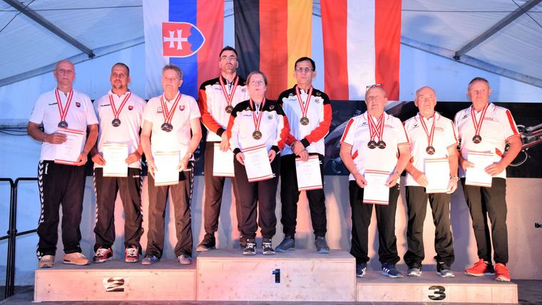 Foto: Manfred Kopitar / Ein typisches Bild bei der WM in Eisenstadt: Die deutschen Schützen - hier Michael Sturm, Ute Gretz und Reiner Holla - stehen oben und schmettern die Nationalhymne.