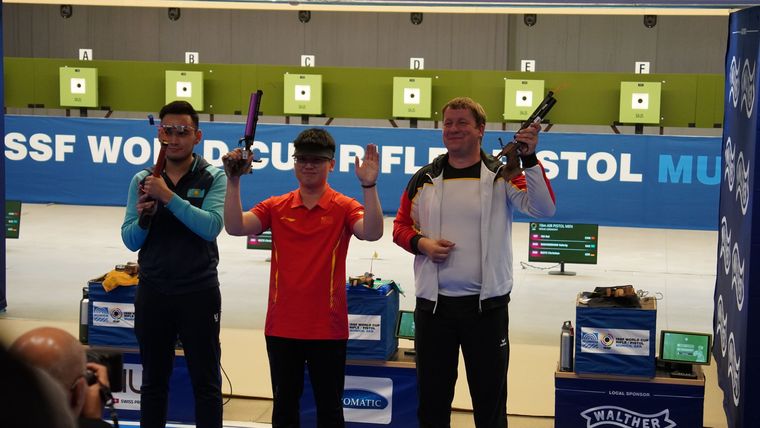Foto: DSB / Die drei Medaillengewinner mit der Luftpistole: Der Kasache Valeriy Rakhimzhan, der Chinesew Kai Hu und Christian Reitz.