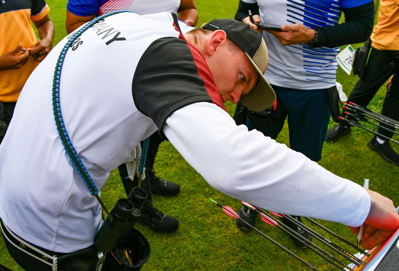 Foto: Eckhard Frerichs / Leon Hollas guckt ganz genau hin. Der Dresdner war als 46. bester deutscher Compoundmann in der Qualifikation.