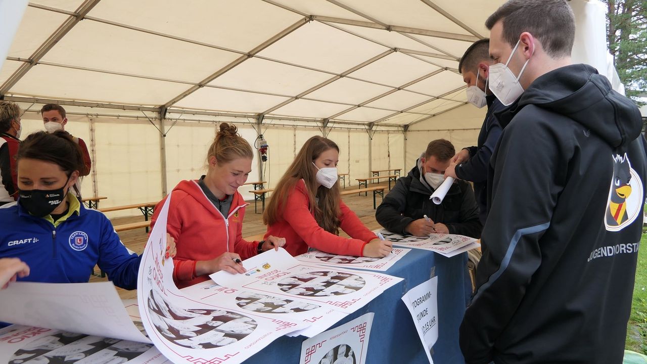 Foto: DSB / Fleißig, fleißig! Monika Karsch, Carina Wimmer, Doreen Vennekamp und Oliver Geis nahmen sich bei der Autogrammstunde viel Zeit.