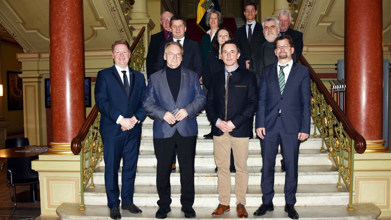 Foto: LVSA / U.a. DSB-Vizepräsident Lars Bathke (vorne ganz rechts) traf sich mit Sachsen-Anhalts Ministerpräsidenten Dr. Reiner Haseloff (vordere Reihe 2. v.l.) und weiteren Ministern in Magdeburg.