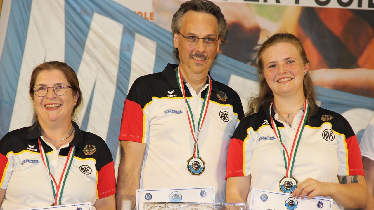 Foto: Sigrid Baumann / Ute Gretz, Alexander Schösser und Luisa Rudolph holten den WM-Titel im Teamwettbewerb Pforzheim.