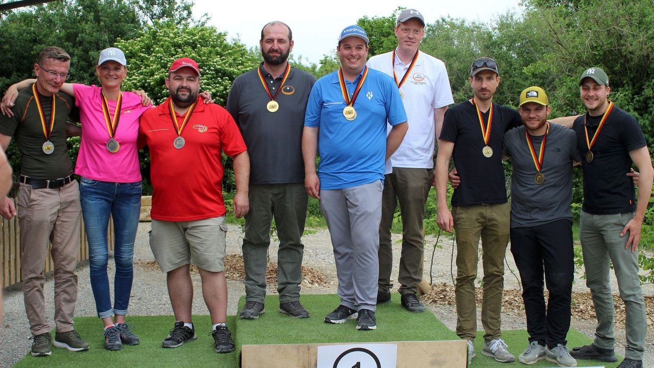 Foto: Martina Brandes / Die Teams (v.l.) auf dem Treppchen: WTC Flamschen, Dornsberg Schützen I und Dornsberg Schützen III.