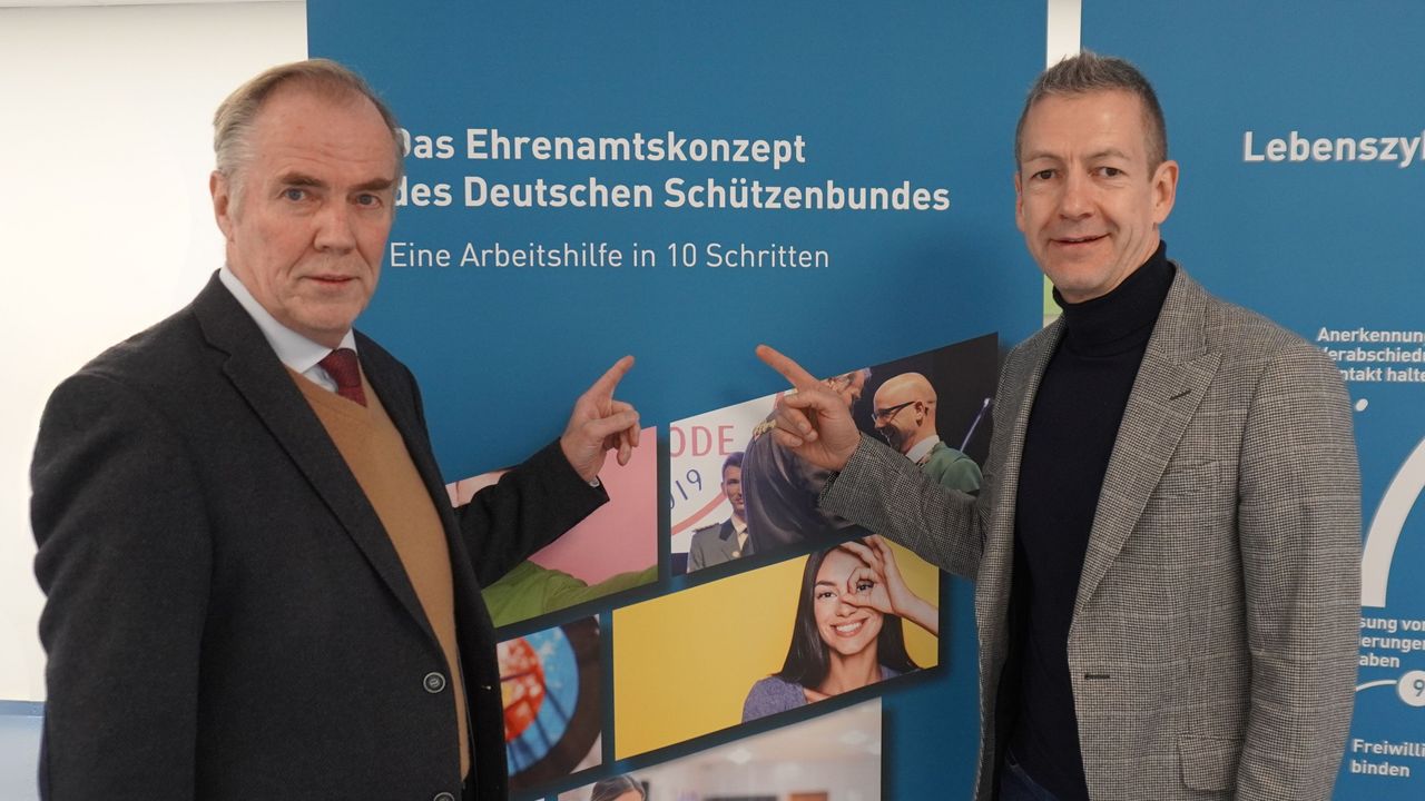 Foto: DSB / DSB-Präsident Hans-Heinrich von Schönfels und Vizepräsident Prof. Marcus Stumpf zeigen es an: Das Ehrenamtskonzept des DSB ist eine wichtige Hilfe.