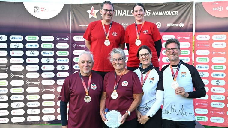 Foto: Eckhard Frerichs / Die ersten drei Titelträger bei Die Finals: Unten v.l.: Alberg Galliard, Jutta Eckart (Recurve Senioren), Annette Cremer, Peter Hütten (Recurve Master). Oben: Timo Heydasch, Jennifer Lieb (Blankbogen).  