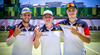Foto: World Archery / Paolo Kunsch, Noah Nuber und Simon Moritz zeigen es an: Rang drei beim Weltcup in Madrid mit dem Compound-Team.