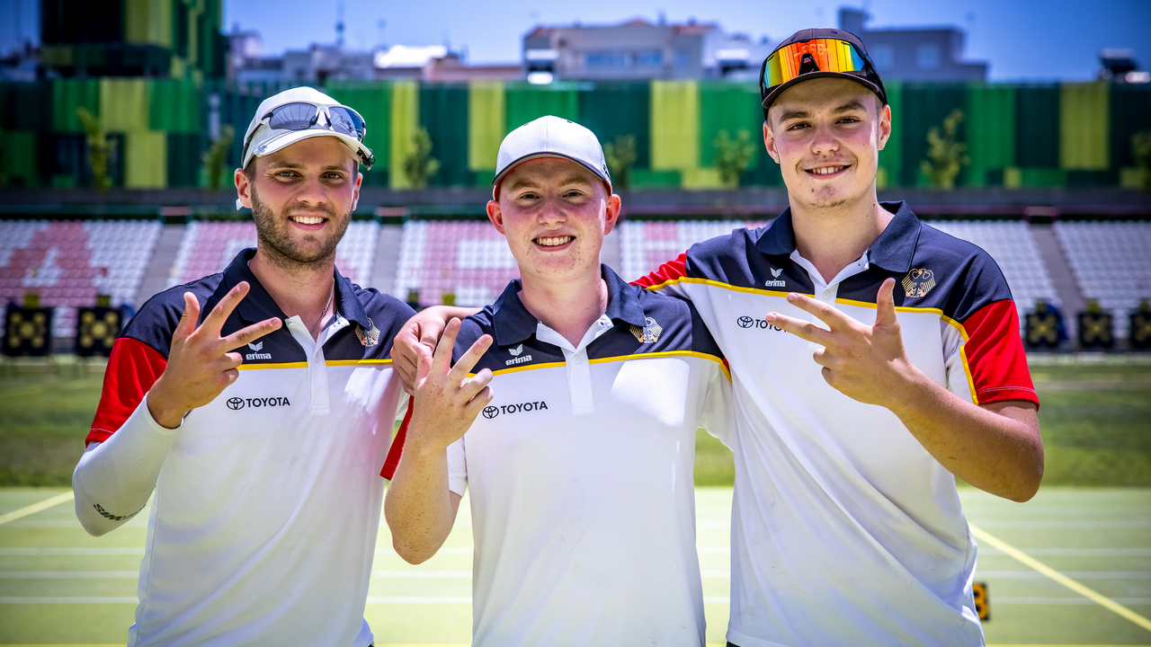 Foto: World Archery / Paolo Kunsch, Noah Nuber und Simon Moritz zeigen es an: Rang drei beim Weltcup in Madrid mit dem Compound-Team.