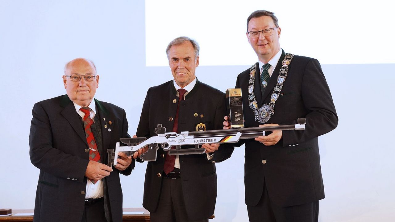 Foto: BSSB / DSB-Präsident Hans-Heinrich von Schönfels und DSB-Vizepräsident Gerhard Furnier überreichten BSSB-Landesschützenmeister Christian Kühn ein Walther-Luftgewehr mit dem Schriftzug "#Jugend trifft!"