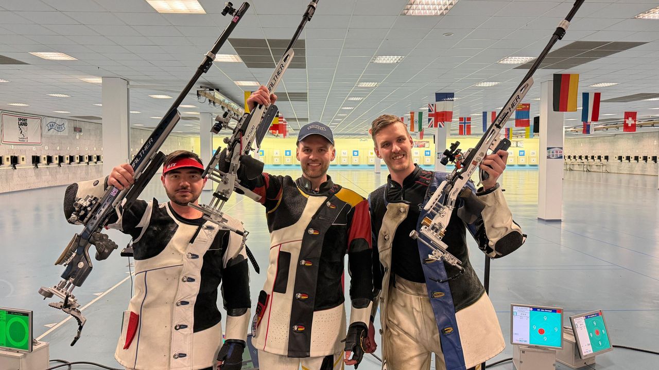 Foto: WSB / Krönung eines tollen Wettkampfes: David Koenders gewinnt im KK-Dreistellungskampf vor Lorenzo Bacci/ITA (links) und Emanuel Soderlund/SWE.