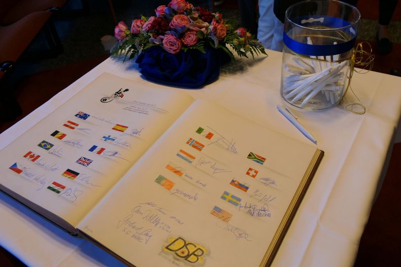 Foto: DSB / Im Anschluss an die Eröffnungsfeier trugen sich die 22 Nationen in das Goldene Buch der Stadt Pforzheim ein.