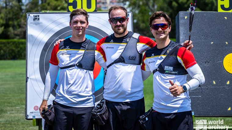 Foto: World Archery / Freude und Stolz über das Erreichen des Goldfinals: Jonathan Vetter, Florian Unruh und Moritz Wieser (v.l.).