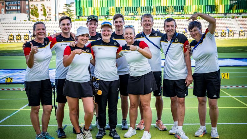 Foto: World Archery / Fingerzeig! Das gesamte DSB-Team ist stolz auf Halbfinalistin Michelle Kroppen.