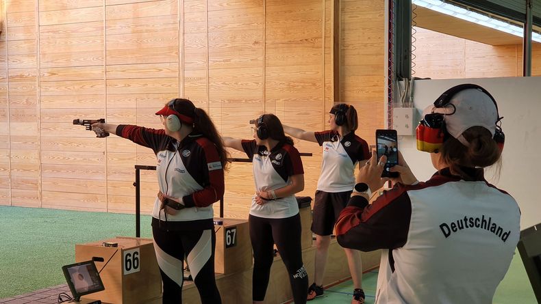 Foto: DSB / Vanessa Seeger, Lydia Vetter, Nina Adels und Bundestrainerin Jördis Grabe hatten mit Platz vier im Teamwettkampf einen guten Start in die WM.