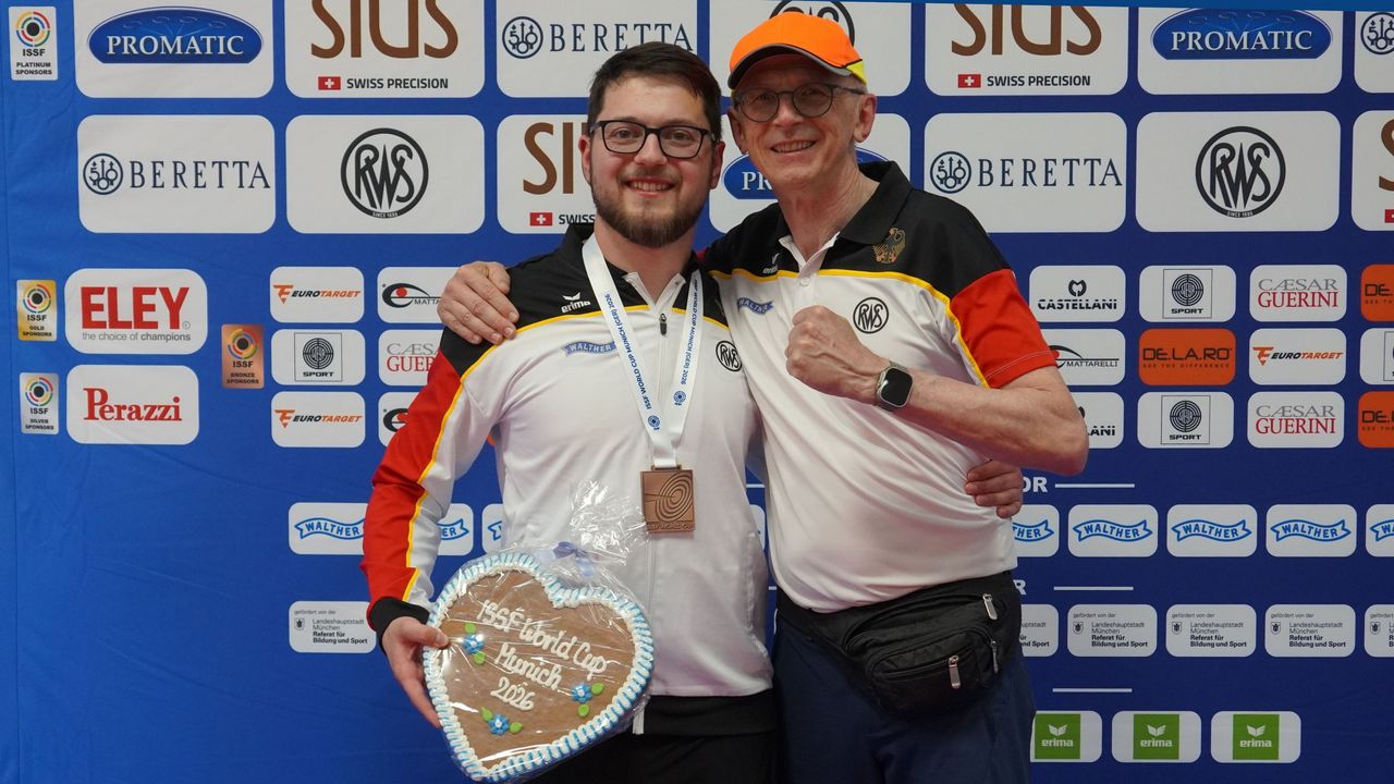 Foto: DSB / Medaille für Florian Peter, Siegerfaust von Bundestrainer Detlef Glenz und das Herz für?