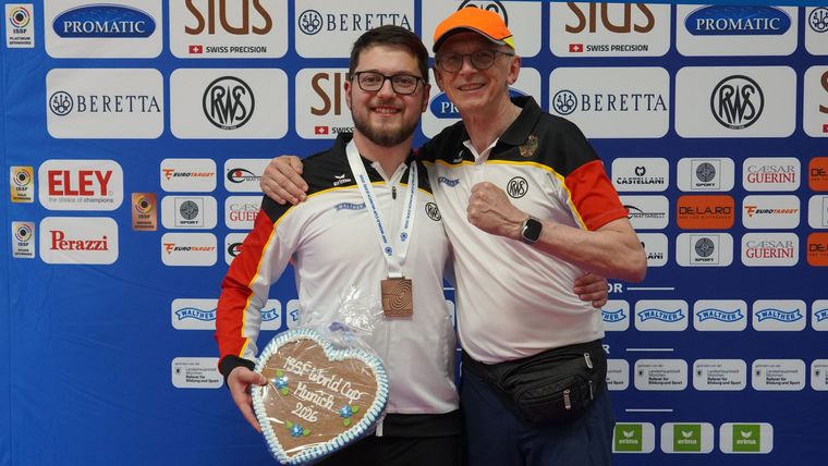 Foto: DSB / Medaille für Florian Peter, Siegerfaust von Bundestrainer Detlef Glenz und das Herz für?