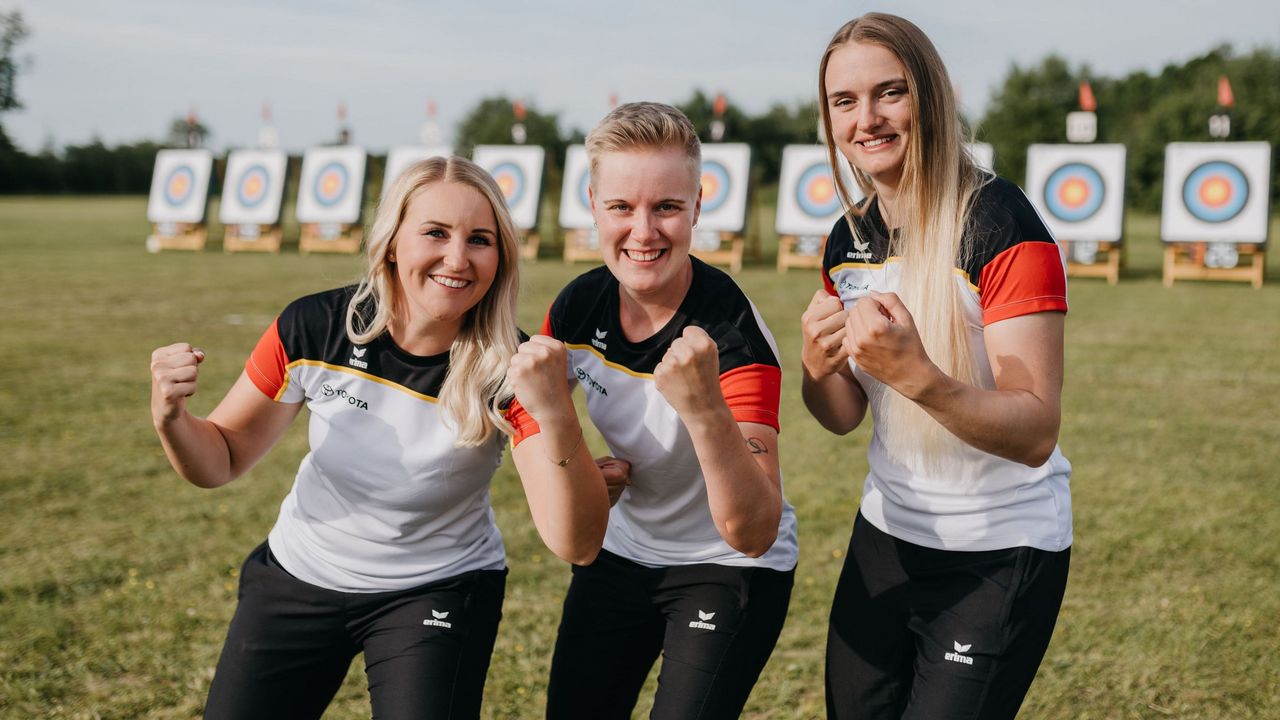 Foto: Lisa Haensch / Katharina Bauer, Michelle Kroppen und Charline Schwarz mit Siegerpose. Das Trio will bei der WM in Berlin einen Team-Quotenplatz gewinnen.