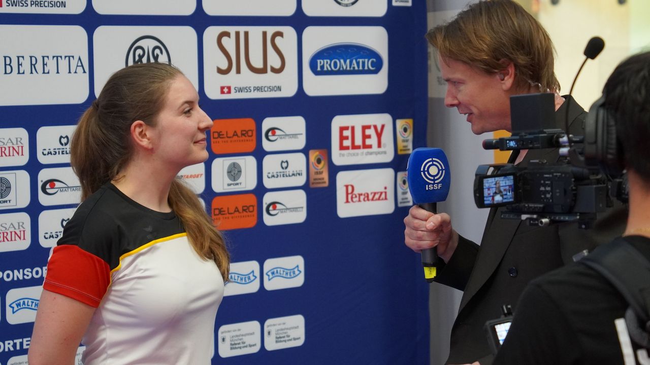 Foto: DSB / Jamie Stangroom hier mit Doreen Vennekamp beim Weltcup in München wird die Junioren-WM in Suhl in der Halle moderieren und die Interviews der Medaillengewinner auf Sporteurope.TV führen.