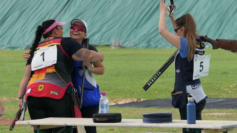 Foto: DSB / Strahlende Dreifach-Siegerin! Sofia Weber gewann nach Mixed und Team auch das Einzel im Trap und wird hier von Europameisterin Kathrin Murche gedrückt. 