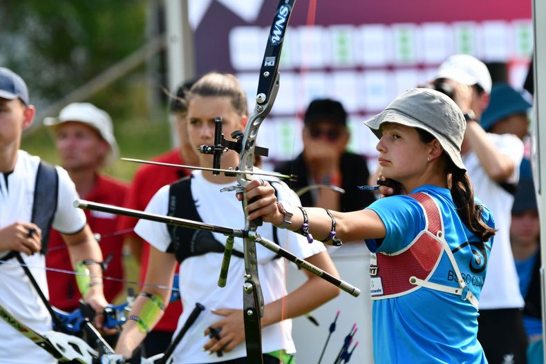 Foto: Eckhard Frerichs / Amelie Masche lässt den Pfeil fliegen. Am Ende belegte sie mit Partner Johannes Reiher den zweiten Platz im Jugend-Mixed.