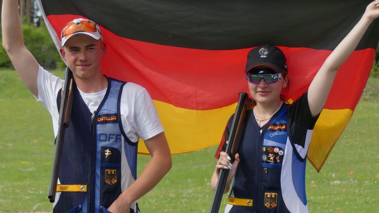 Foto: Michael Eisert / Jubel mit der Deutschlandflagge: Annabella Hettmer und Tim Krause gewannen zum Abschluss des Junioren-Weltcups Gold im Skeet-Mixed.