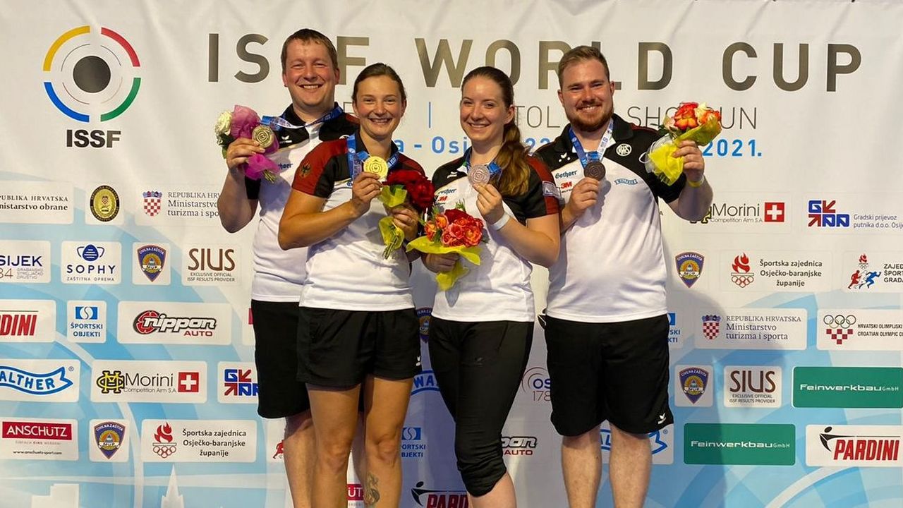 Foto: DSB / Gold für Christian und Sandra Reitz sowie Bronze für Doreen Vennekamp und Oliver Geis beim erstmals ausgetragenen Mixed mit der Schnellfeuerpistole.