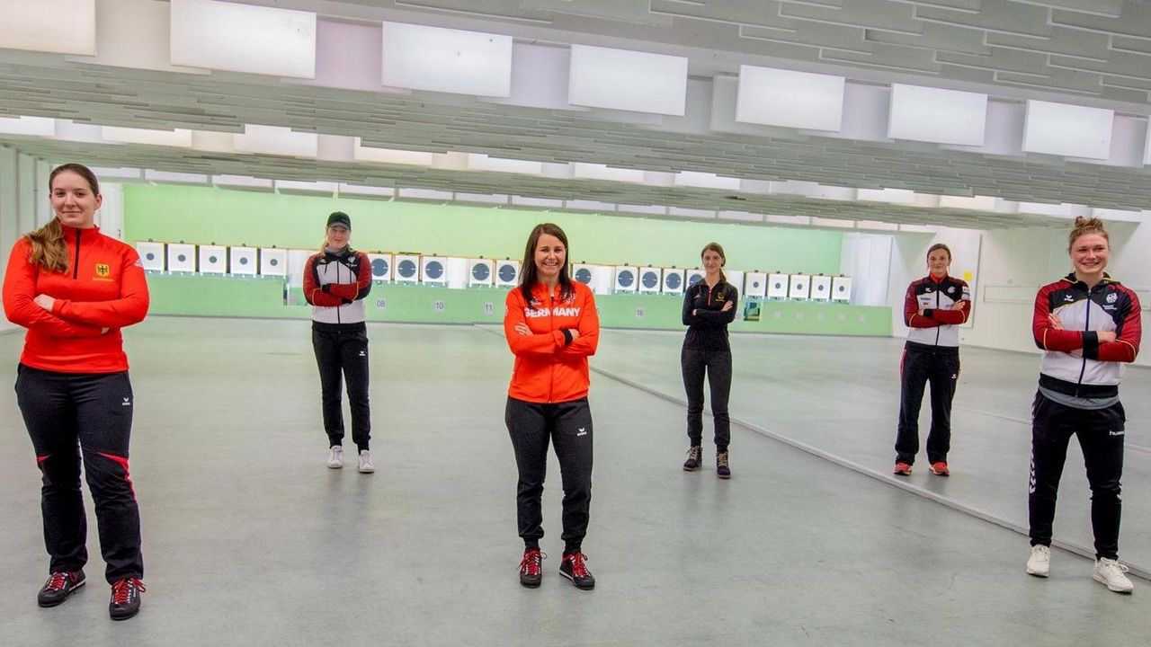 Foto: DSB / Das Sextett (v.l.) Doreen Vennekamp, Josefin Eder, Monika Karsch, Michelle Skeries, Sandra Reitz und Carina Wimmer ist am Wochenende mit der Sportpistole im Einsatz.