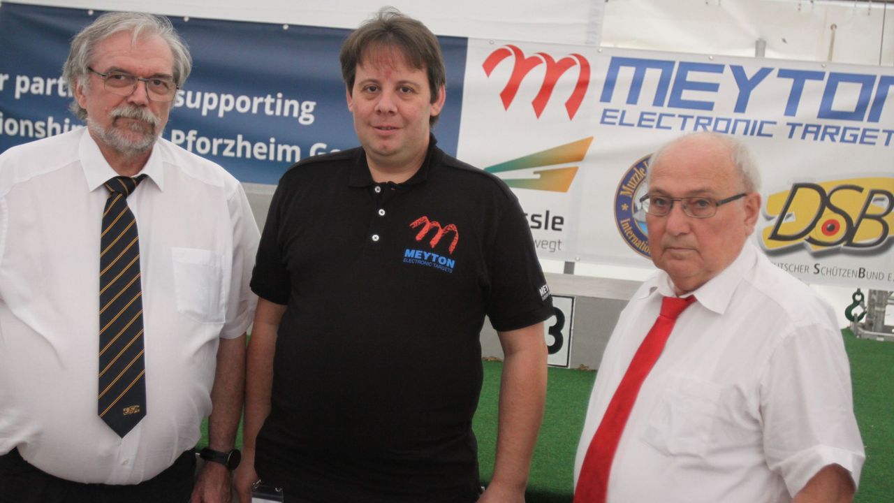 Foto: Rainer Thamm / Die DSB-Wettkampfleitung mit Otmar Martin (links) und Gerhard Furnier (rechts) danken Meyton-Geschäftsführer Steffen Hoffmann für die großartige Unterstützung.