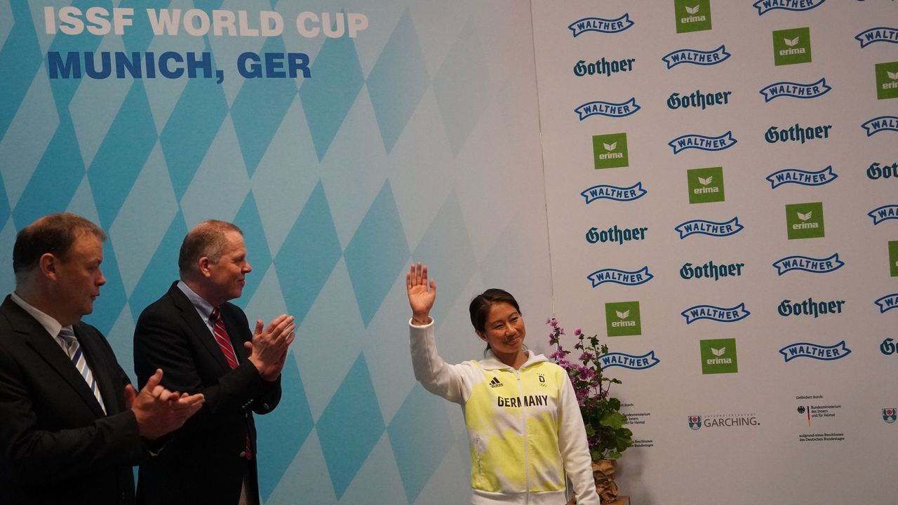Foto: DSB / Kim Bui, hier neben DSB-Bundesgeschäftsführer Jörg Brokamp und DSB-Gewehrreferent Manfred Schuhmann bei der Siegerehrung, war beim Weltcup in München vor Ort.