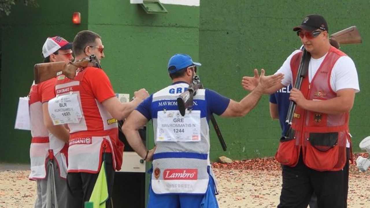 Foto: ISSF / Glückwunsch von der Konkurrenz! Tilo Schreier (ganz rechts) wird zu seiner starken Leistung beglückwünscht.