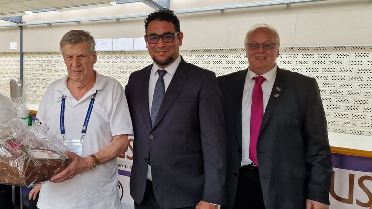 Foto: DSJ / Claus Hornung wurde für seine langjährige ehrenamtliche Tätigkeit vom ISSF Technical Delegate Oscar Martinez und von DSB-Vizepräsident Jugend Stefan Rinke gewürdigt.