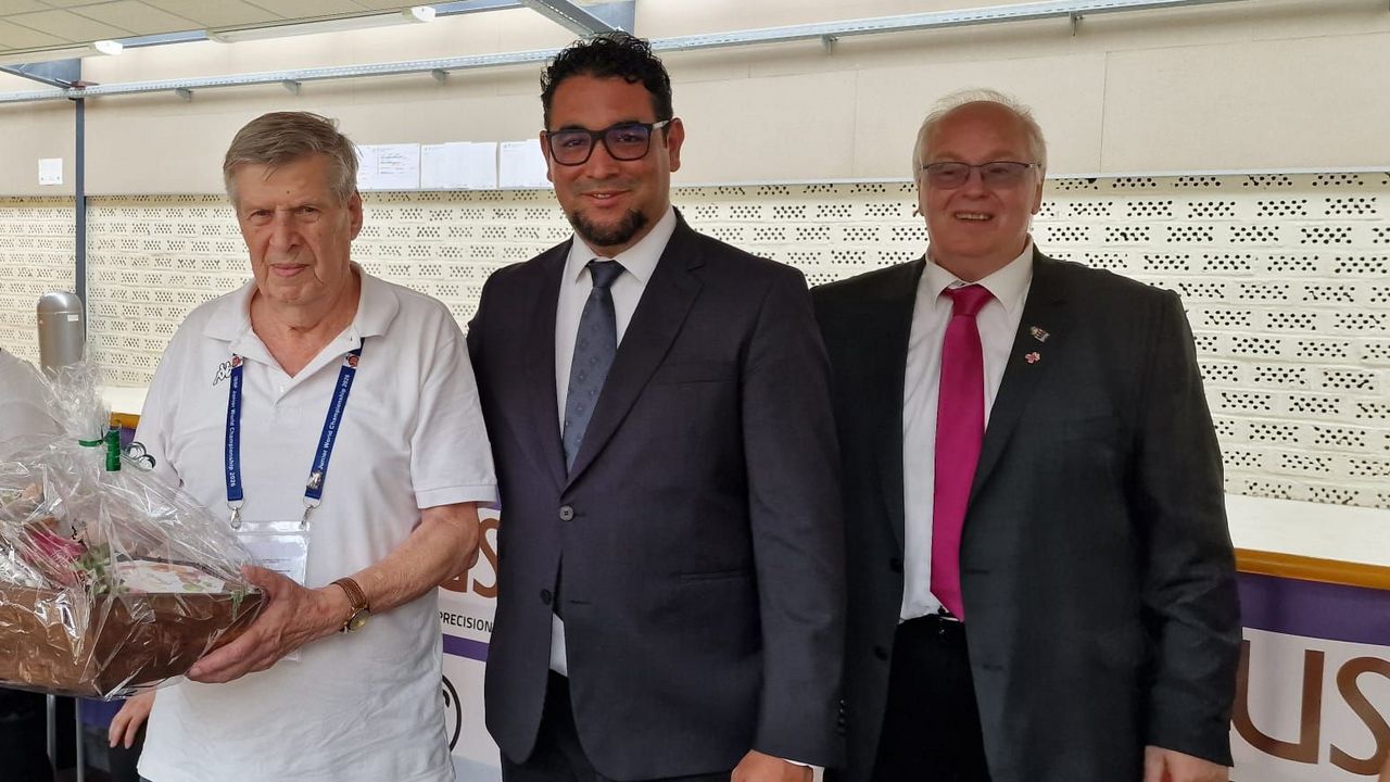 Foto: DSJ / Claus Hornung wurde für seine langjährige ehrenamtliche Tätigkeit vom ISSF Technical Delegate Oscar Martinez und von DSB-Vizepräsident Jugend Stefan Rinke gewürdigt.