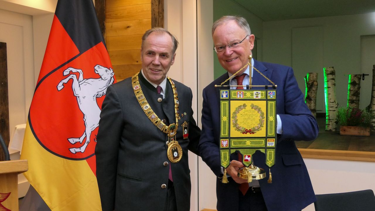 Foto: DSB / DSB-Präsident Hans-Heinrich von Schönfels überreichte Niedersachsens Ministerpräsident Stephan Weil, der beim Schützentag als Schirmherr fungiert, eine Miniatur-Version des Bundesbanners.