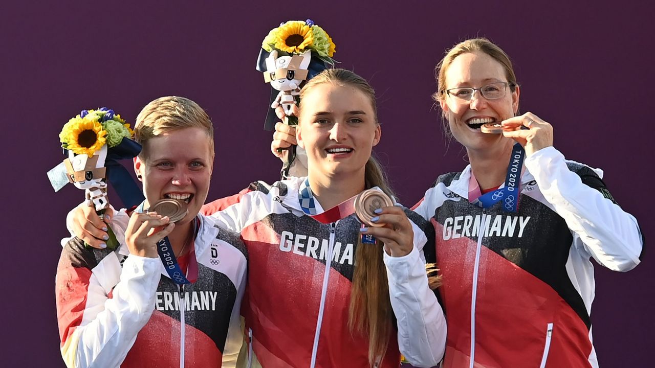 Foto: Picture Alliance / Mit dem Gewinn der olympischen Team-Bronzemedaille in Tokio an der Seite von Michelle Kroppen und Charline Schwarz erfüllte sich für Lisa Unruh ein Herzenswunsch.