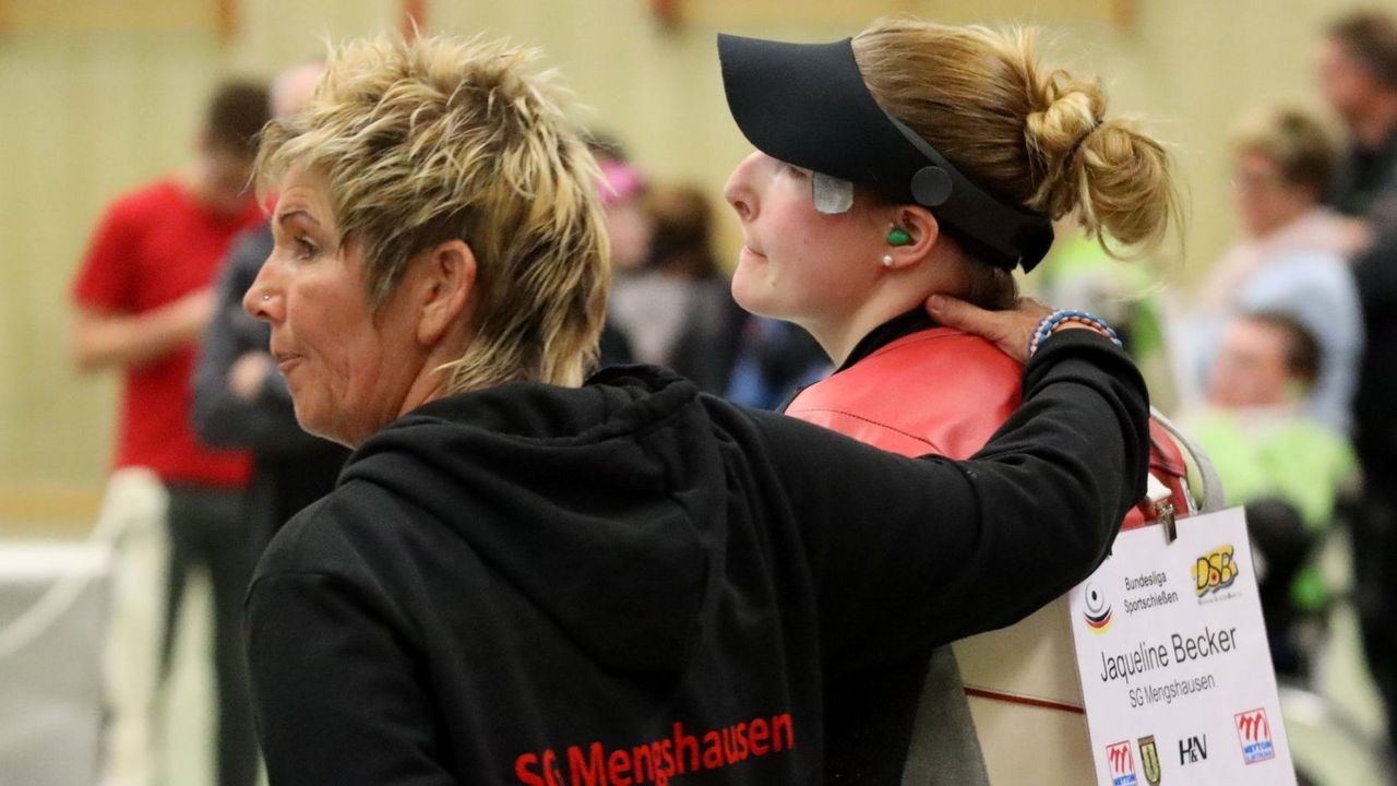 Foto: Hessischer Schützenverband / Stunde der Wahrheit im Abstiegskampf für Trainerin Sabine Kames und Schützin Jaqueline Becker von der SG Mengshausen.