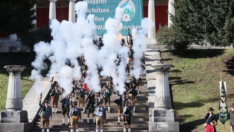 Foto: BSSB / Das Abböllern auf der Wiesn ist spektakulär und findet stets vor einer beeindruckenden Kulisse statt.