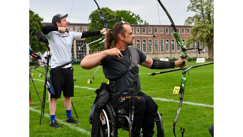 Foto: Eckhard Frerichs / Gelebte Inklusion im Bogensport! Maik Szarszewski schoss bei den Nicht-Behinderten mit und schlug sich als Elfter glänzend.