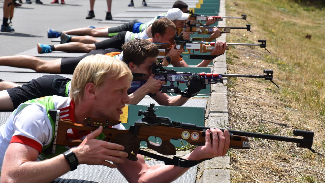 Foto: DSB / Bei der DM Sommerbiathlon Kleinkaliber schießen die Teilnehmer sowohl im Liegend- als auch im Stehend-Anschlag.