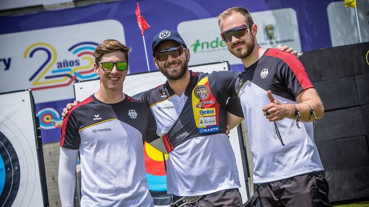 Foto: World Archery / Strahlen über Bronze in Medellin: Jonathan Vetter, Felix Wieser und Florian Unruh.