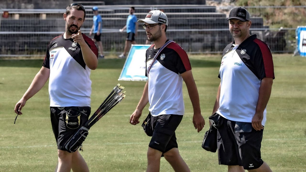 Foto: Eckhard Frerichs / "Da geht es zum Weltcup-Finale", scheint Marcus Laube seinen Compound-Kollegen Marcel Trachsel und Sebastian Hamdorf zu sagen.