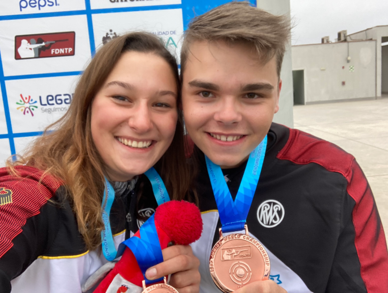 Foto: DSB / Das Trap Mixed Team Nadine Halwax und Marius John wurde Mannschaft des Jahres.