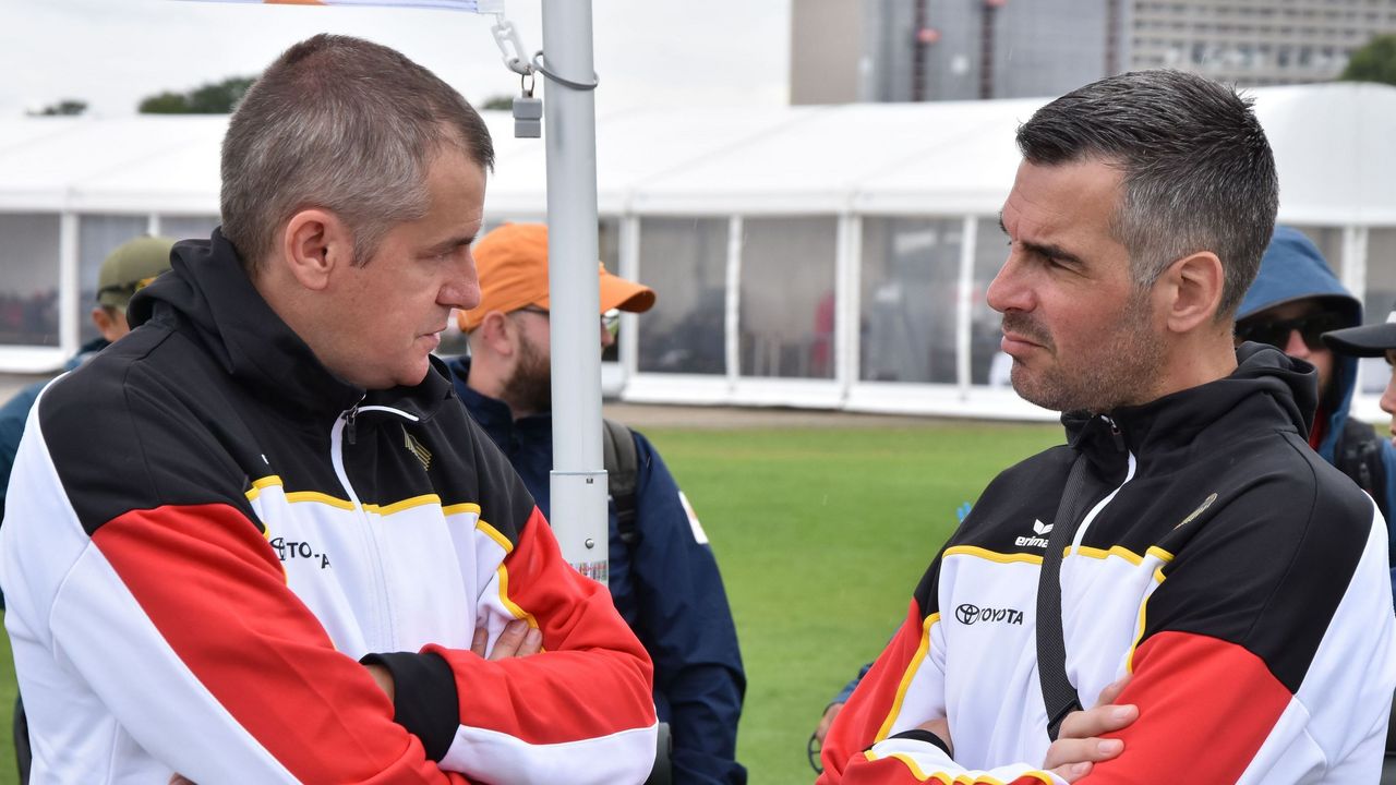 Foto: Eckhard Frerichs / DSB-Sportdirektor Thomas Abel (rechts) im Gespräch mit DSB-Cheftrainer Michel Gomez-Krämer bei der Bogen-WM in Berlin.